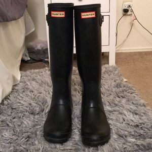 Black hunter boots